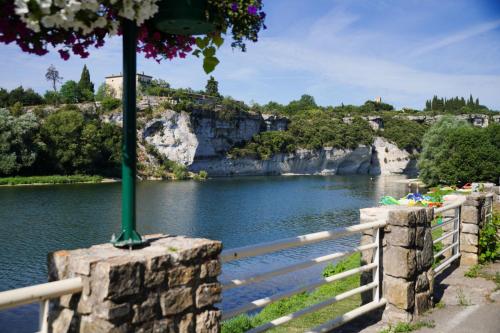 une masse d'eau avec une clôture à côté d'une rivière dans l'établissement Maison Pivoines, à Saint-Martin-dʼArdèche