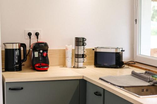 un comptoir de cuisine avec des appareils sur un comptoir dans l'établissement Amets Toki, 