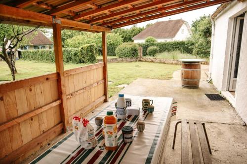 - une table de pique-nique sur la terrasse couverte arrière d'une maison dans l'établissement Amets Toki, 
