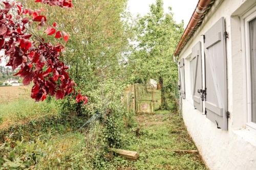 une maison avec des fleurs rouges sur son côté dans l'établissement Amets Toki, 
