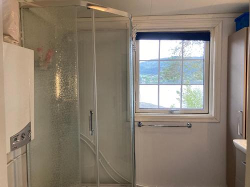 una ducha con puerta de cristal en un baño en Sinesøyni in Byglandsfjord - Evje, en Bygland