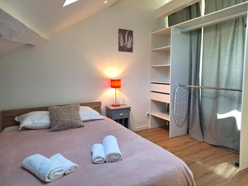 une chambre avec un lit avec des serviettes dessus dans l'établissement Notre Dame 6 - Duplex 4 personnes - Hypercentre, à Orléans