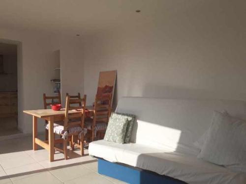 un salon avec un canapé blanc et une table dans l'établissement L Olivier, à Gattières