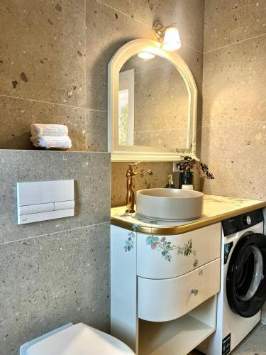 Bilik mandi di Bridge Apartments Studio