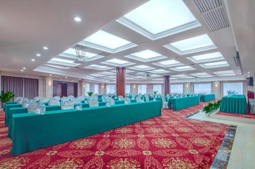 Zhangjiajie International Hotelにあるビジネスエリアまたは会議室