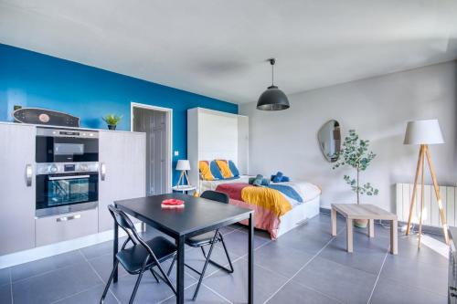une chambre avec un lit et une table dans une pièce dans l'établissement Studio LeBon Port de Vannes, à Vannes