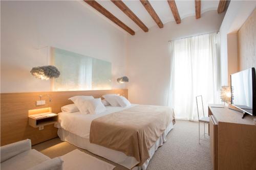 Una cama o camas en una habitación de Convent de la Missio - Grand Luxury Boutique hotel, Adults Only