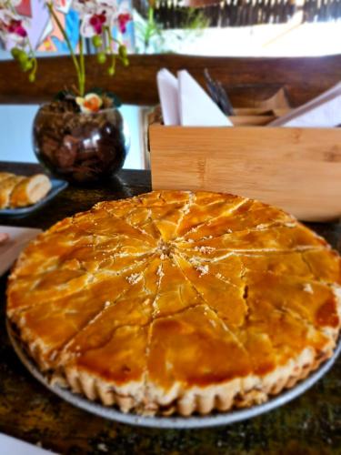 a pie sitting on top of a table at Pousada de Charme Emirados in Ilhabela