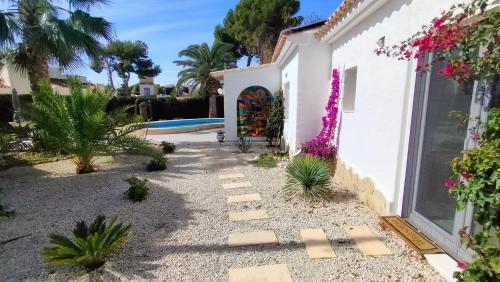 カルプにあるVilla La Musicaのピンクの花の家の外の庭