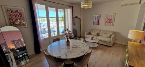 サナリー・シュル・メールにあるAppartement Port avec vue Mer juste devant les Bateauxのテーブルとソファのあるリビングルーム