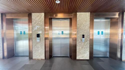 a row of elevator doors in a building at 曼谷繁华地区公寓 免费上网 家居家电齐全 in Ban Na Song