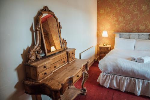 Letto o letti in una camera di Charlemont House Moy