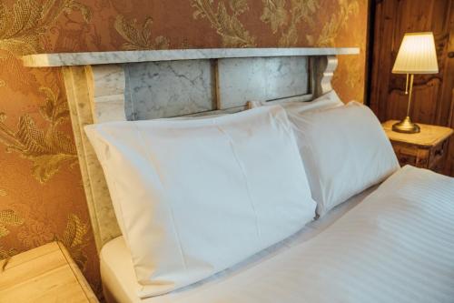 Letto o letti in una camera di Charlemont House Moy