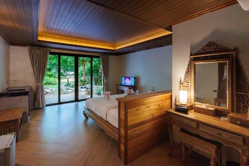 TV a/nebo společenská místnost v ubytování Chivapuri Beach Resort