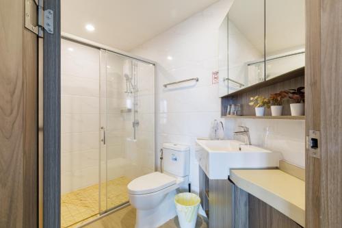 a bathroom with a shower and a toilet and a sink at 曼谷繁华地区公寓 免费上网 家居家电齐全 in Ban Na Song