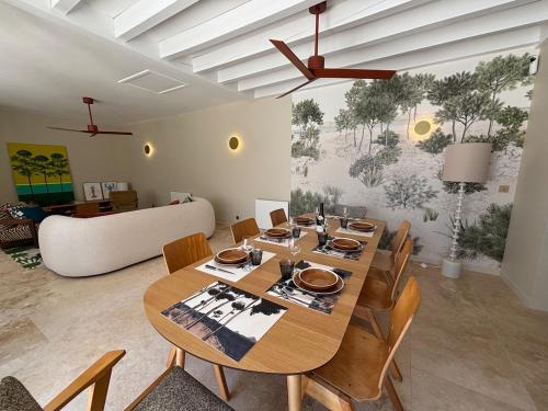 une salle à manger avec une table et des chaises en bois dans l'établissement Design, coeur d'Arcachon et plage à pied, à Arcachon