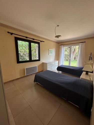 une chambre avec deux lits et une fenêtre dans l'établissement Villa parfaite pour des vacances, à Hyères
