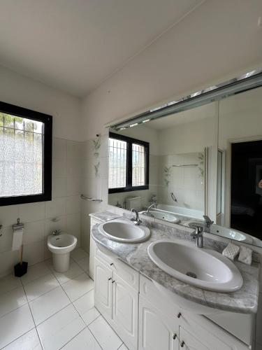 une salle de bain avec deux lavabos et un WC dans l'établissement Villa parfaite pour des vacances, à Hyères