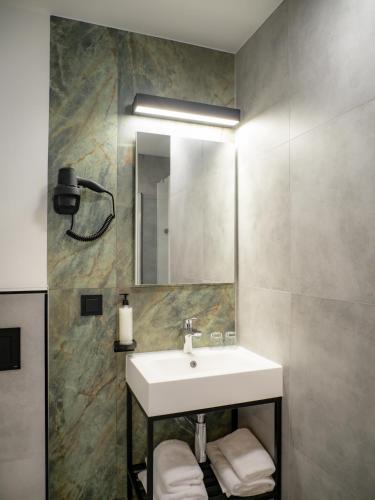 Ένα μπάνιο στο B&B HOTEL Leszno