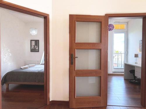 a door leading to a bedroom with a bed at Villa Concha-Apartamenty Bryza-Parking in Świnoujście