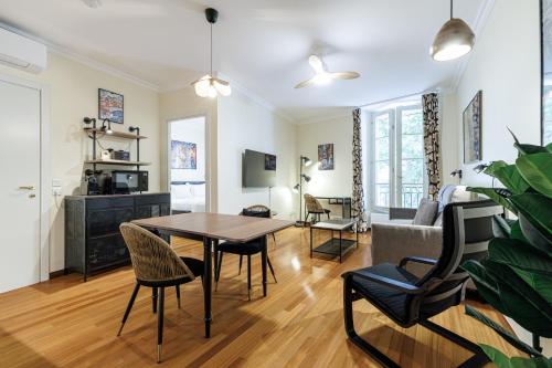 un salon avec une table, des chaises et un canapé dans l'établissement Ultra Central 1 Bdr Air-Conditionned, à Nice