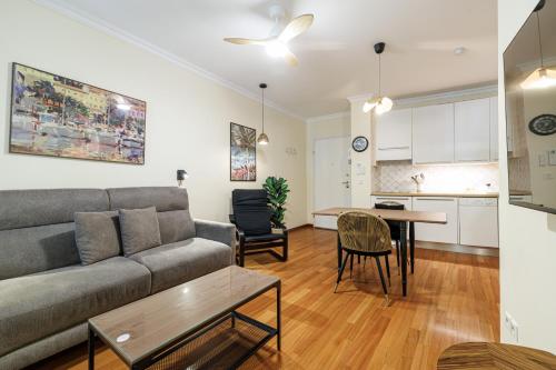 un salon avec un canapé et une table dans l'établissement Ultra Central 1 Bdr Air-Conditionned, à Nice