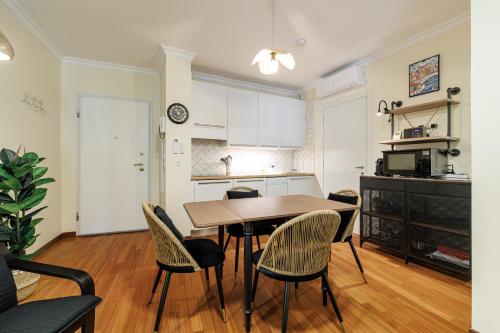 une cuisine et une salle à manger avec une table et des chaises dans l'établissement Ultra Central 1 Bdr Air-Conditionned, à Nice