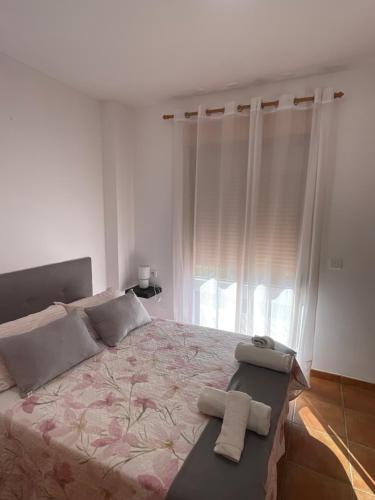 sypialnia z dużym łóżkiem i dwoma ręcznikami na nim w obiekcie Apartamento en Frigiliana w mieście Frigiliana