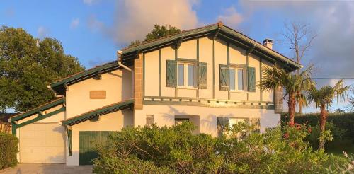 Maison basque avec piscine