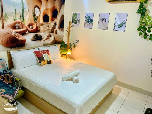 Un dormitorio con dos camas individuales con donas gigantes. en Shichibukai Light Travel, en Xiaoliuqiu