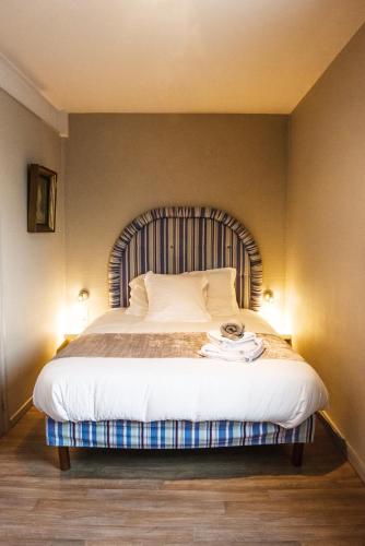 a bedroom with a large bed with two lamps at La marelle in Blaregnies