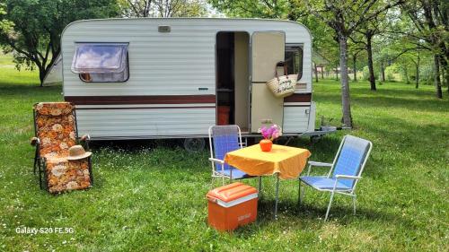 CHEZ JOSETTE caravane Camping le sorbier Montignac Lascaux