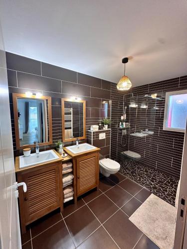 une salle de bain avec deux lavabos et un WC dans l'établissement Villa typique bois sur pilotis, à La Teste-de-Buch