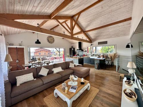 un salon avec un canapé et une table dans l'établissement Villa typique bois sur pilotis, à La Teste-de-Buch