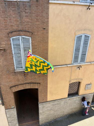 latawiec wiszący z boku budynku w obiekcie La Campanina-nel cuore di Siena e della contrada w Sienie