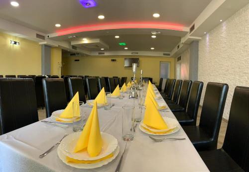 a conference room with a long table with yellow napkins at Mirocki-Raj in Miroč