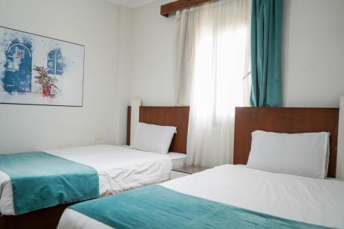 Кровать или кровати в номере Marseilia Beach 4 - Families Only
