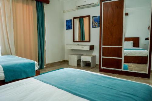 Кровать или кровати в номере Marseilia Beach 4 - Families Only