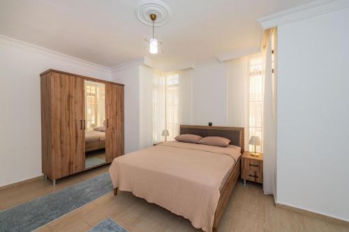 una camera da letto con un letto e un armadio in legno di Villa Gelincik, Fethiye a Fethiye