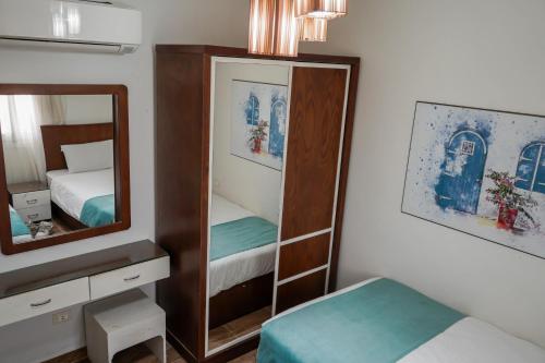 Кровать или кровати в номере Marseilia Beach 4 - Families Only