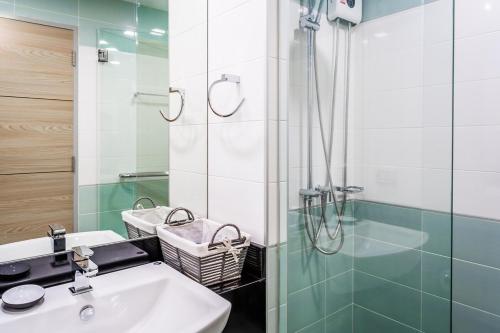 a bathroom with a sink and a shower at NEW amazing studio a private marina in Na Jomtien