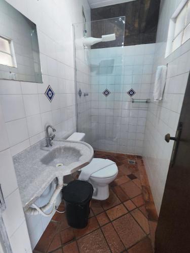Bilik mandi di Pousada Acayaca