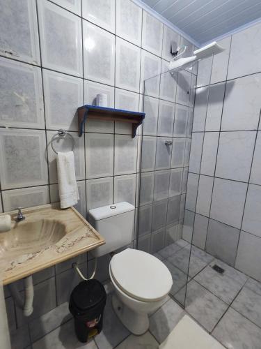 Bilik mandi di Pousada Acayaca