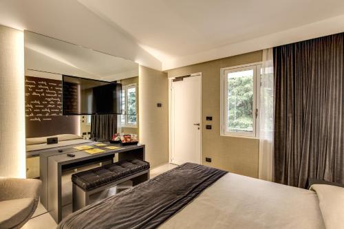 a bedroom with a bed and a kitchen with a counter at Motel Rona in Caponago