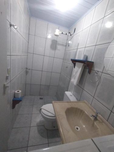 Bilik mandi di Pousada Acayaca