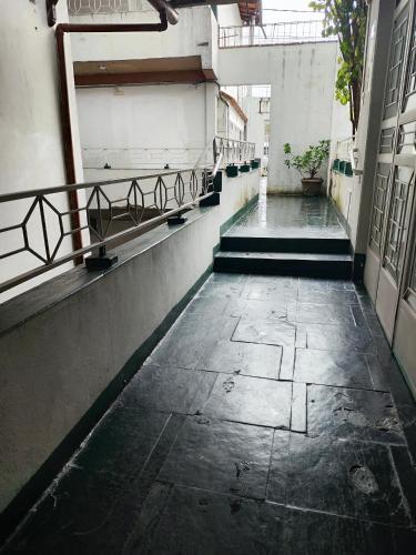 an empty hallway of a building with a potted plant at HOTEL ESTAÇÃO in Diamantina
