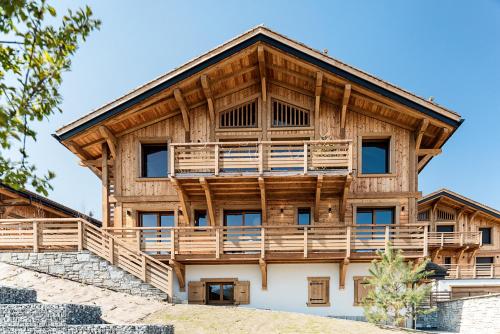 Casa de madera grande con terraza grande en Chalet Combloran, en Combloux