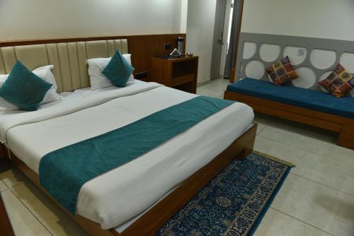 Ένα ή περισσότερα κρεβάτια σε δωμάτιο στο Hotel Lajwanti