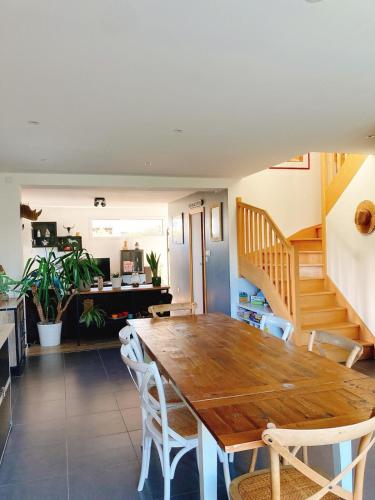 une salle à manger avec une table et des chaises en bois dans l'établissement KER NALA - Jolie maison familiale pour 5 vacanciers, à Plouharnel