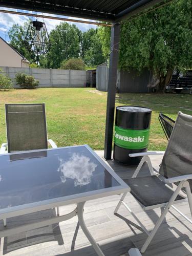 une table et deux chaises et une poubelle dans l'établissement Lebreton, à La Flèche